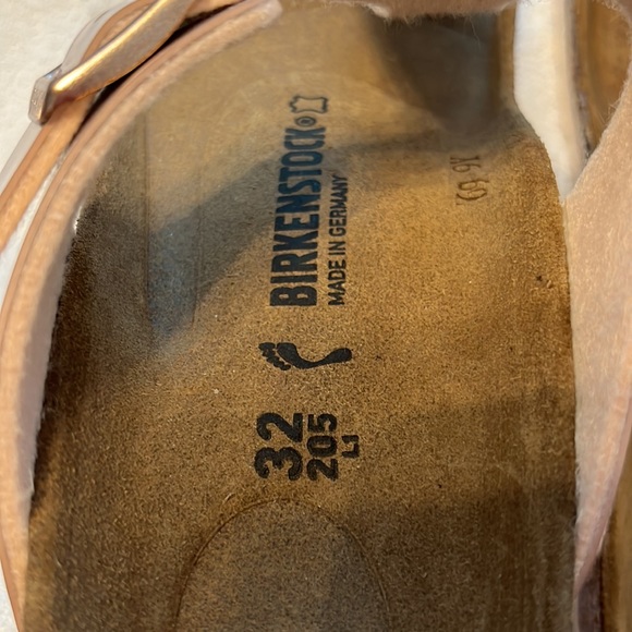 Girls Birkenstock’s size 32 Gizeh Rose Gold, New, $100, sold out in this color - Picture 2 of 8